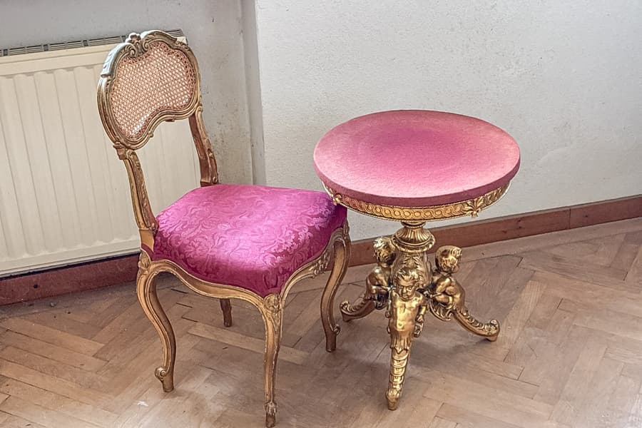 Antiker Stuhl mit Beistelltisch